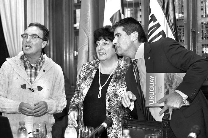 Fernando Pesce, Ivonne Passada y Raúl Sendic, durante la presentación del libro: “Uruguay, una visión desde la geografía, el jueves, en la Biblioteca Nacional. Foto: Federico Gutiérrez