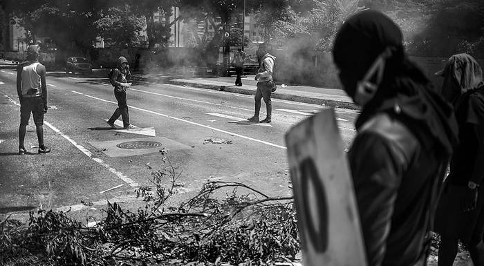 Activistas opositores en una barricada que corta una carretera, ayer, en Caracas, Venezuela. Foto: Ronaldo Schemidt, AFP