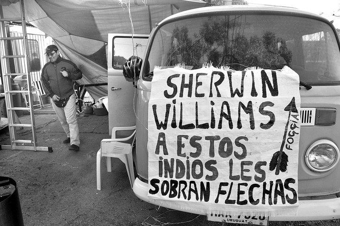 Campamento de trabajadores de la fábrica Sherwin Williams, el domingo, en Sayago. Foto: Pablo Vignali