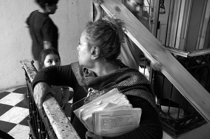 Una alguacil, durante el desalojo de 12 familias de inmigrantes peruanos, ayer, en la calle Andes. Foto: Alessandro Maradei