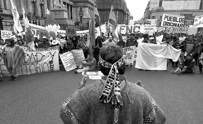 Miembros de los pueblos originarios de Argentina durante una protesta frente al Congreso, el miércoles, en Buenos Aires. Foto: Juan Mabromata, AFP
