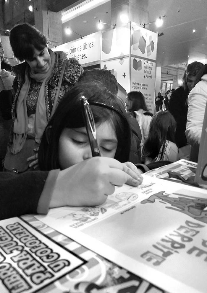 Julia firma un ejemplar de Cordones Desatados en la Feria Internacional del Libro de Buenos Aires. Foto: Rocío Mateos