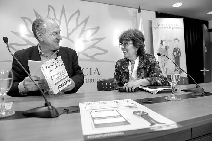 Ernesto Murro, ministro de Trabajo y Seguridad Social, y Marisa Lindner, presidenta del INAU, ayer, en la Torre Ejecutiva. Foto: Andrés Cuenca