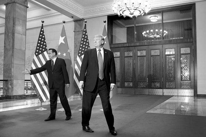 Donald Trump, presidente de Estados Unidos, y Li Keqiang, primer ministro chino, ayer, en el Gran Palacio del Pueblo, en Beijing. Foto: Thomas Peter, AFP