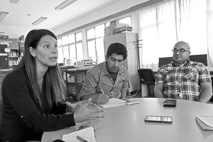 Karla de los Santos, Rodrigo Aguilar y Mauricio Berón, en la UTU de Paso de la Arena. / Foto: Andrés Cuenca