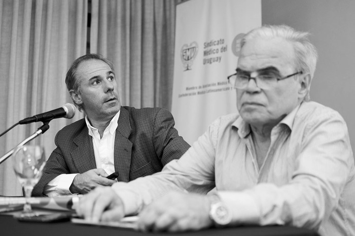 Gustavo Grecco  y Daniel San Vicente, el martes, en el auditorio del Sindicato Médico del Uruguay. Foto: Juan Manuel Ramos