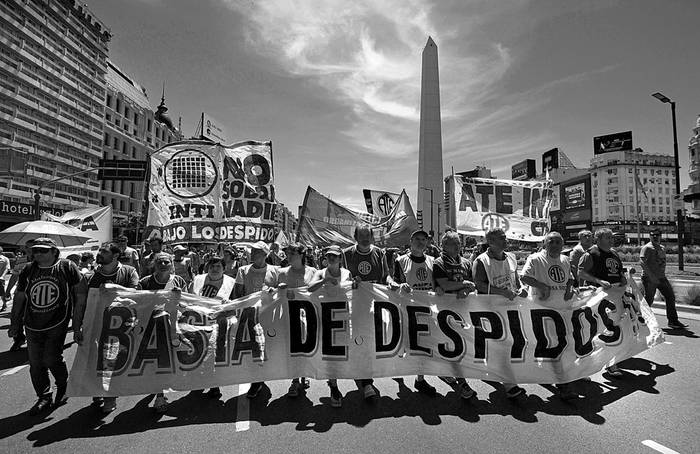 Empleados públicos marchan por la avenida 9 de Julio, en Buenos Aires, para protestar contra los despidos en el sector, el 15 de febrero. foto: Juan Mabromata, AFP