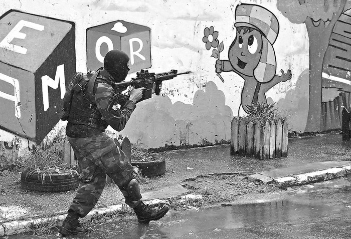 Tropas de choque especiales de la Policía Militar patrullan cerca de la favela Vila Kennedy, en Río de Janeiro. Foto: Carl de Souza, AFP
