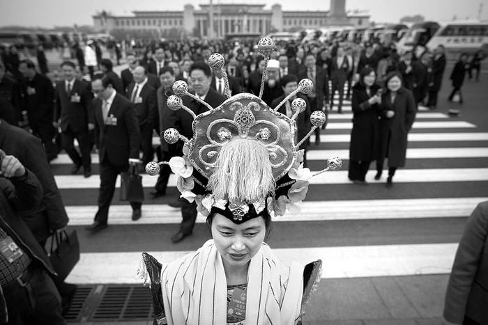 Una delegada con traje de una minoría étnica llega a la Asamblea Popular Nacional, ayer, en el Gran Palacio del Pueblo, en Beijing, China. Foto: Nicolas Asfouri, AFP