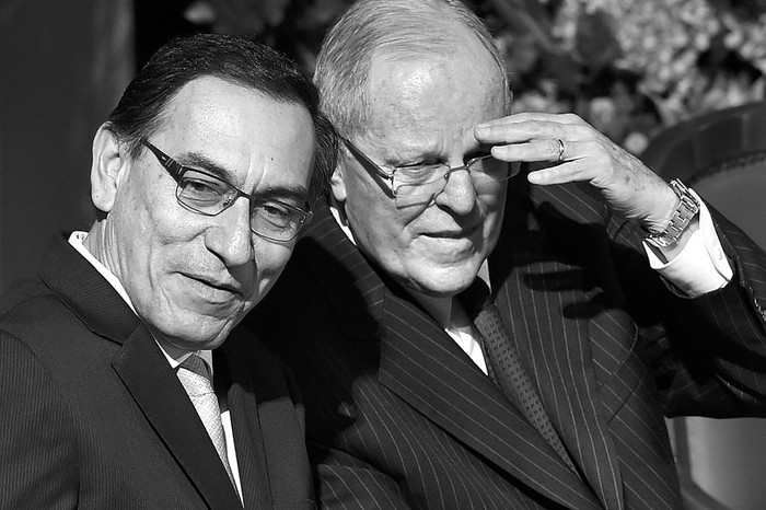 Pedro Pablo Kuczynski (d) y Martín Vizcarra, el 28 de junio de 2016, en Lima. Foto: Cris Bouroncle, AFP