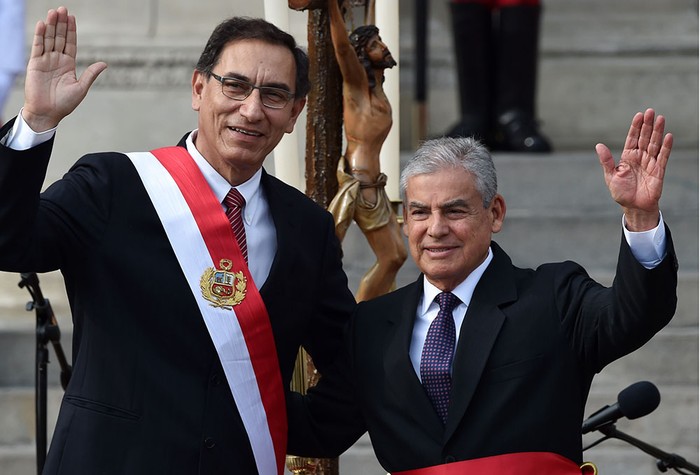Martín Vizcarra, presidente peruano (izq.), y el recién nombrado jefe de gabinete, César Villanueva, durante una ceremonia en el patio principal del Palacio de Gobierno, ayer, en Lima. Foto: Cris Bouroncle, AFP