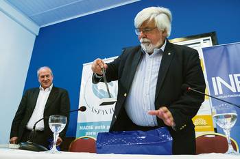 Ernesto Murro y Eduardo Bonomi, luego de la firma del convenio de capacitación, en la Asociación de Familiares y Víctimas de la Delincuencia. Ernesto Murro y Eduardo Bonomi, luego de la firma del convenio de capacitación, en la Asociación de Familiares y Víctimas de la Delincuencia.