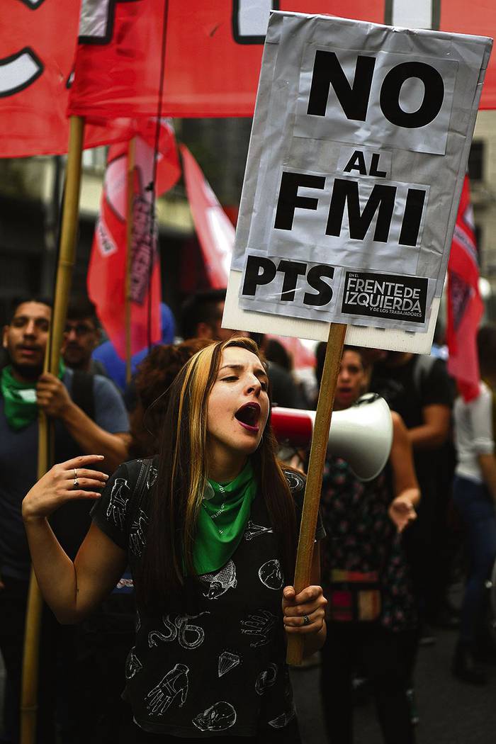 Manifiestación frente al Congreso Nacional, en contra de las negociaciones del gobierno con el FMI, ayer, en Buenos Aires.
 · Foto: Eitan Abramovich