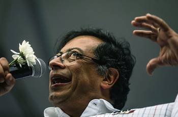 El candidato presidencial colombiano Gustavo Petro durante un acto de campaña en Medellín, el 16 de mayo.
El candidato presidencial colombiano Gustavo Petro durante un acto de campaña en Medellín, el 16 de mayo.