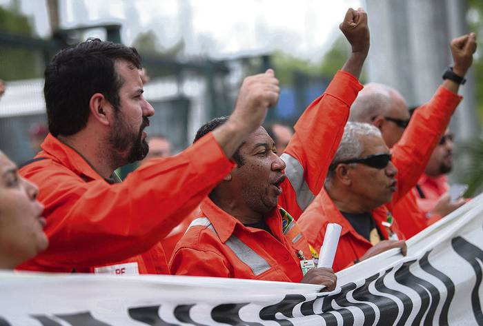 Trabajadores de la industria petrolera marchan en el primer día de una huelga nacional, exigiendo la renuncia del director general de Petrobras, Pedro Parente.
 · Foto: Mauro Pimentel