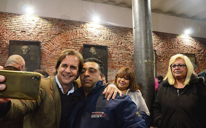 Luis Lacalle Pou con un simpatizante, ayer, en la Casa del Partido Nacional. · Foto: Alessandro Maradei
