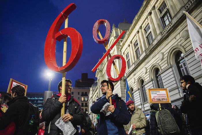 Marcha en reclamo del 6% del PIB para la educación, ayer, en 18 de Julio. · Foto: Andrés Cuenca