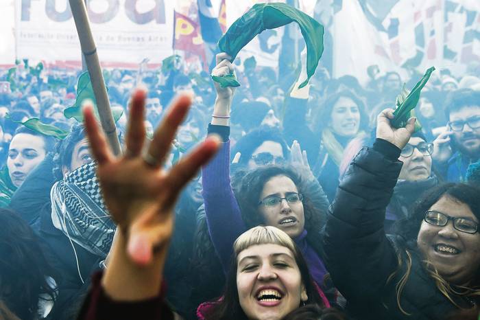 Activistas festejan, después de que los legisladores aprobaran el proyecto de ley para legalizar el aborto, ayer, frente al Congreso, en Buenos Aires. · Foto: Eitan Abramovich