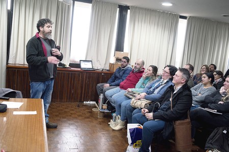 Sebastián Gómez (i) durante los cursos para finalizar la educación secundaria, el sábado, en AEBU.
· Foto: Ricardo Antúnez Sebastián Gómez (i) durante los cursos para finalizar la educación secundaria, el sábado, en AEBU.
· Foto: Ricardo Antúnez
