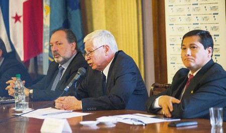Jorge Gandini, Jorge Basso y Giovanni Escalante, ayer, en la apertura del IV Congreso de Comisiones de salud de los Parlamentos de las Américas, en el Palacio Legislativo. · Foto: Andrés Cuenca Jorge Gandini, Jorge Basso y Giovanni Escalante, ayer, en la apertura del IV Congreso de Comisiones de salud de los Parlamentos de las Américas, en el Palacio Legislativo. · Foto: Andrés Cuenca