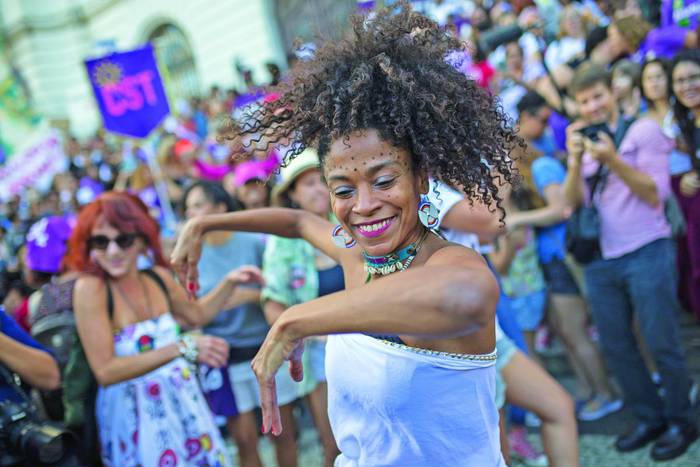 Baile al ritmo de la música afro, durante una protesta contra el candidato presidencial Jair Bolsonaro, convocada por una campaña en las redes sociales con el hashtag #EleNão, el sábado, en Río de Janeiro. Foto: Fernando Souza , AFP.