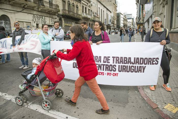 Movilización de la Coordinadora de Trabajadores de Telecentros del Uruguay, ayer, en la Dirección Nacional de Trabajo. · Foto: Pablo Vignali