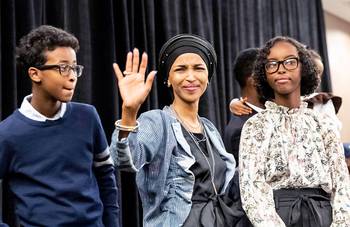 Ilhan Omar, recientemente electa para la Cámara de Representantes de Estados Unidos, junto a sus hijos Adnan (i) e Isra, ayer, en Minnesota.
Ilhan Omar, recientemente electa para la Cámara de Representantes de Estados Unidos, junto a sus hijos Adnan (i) e Isra, ayer, en Minnesota.