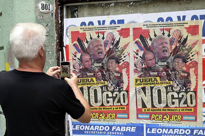 Afiches contra la Cumbre del G20, en el centro de Buenos Aires. · Foto: Juan Mabromata,  AFP