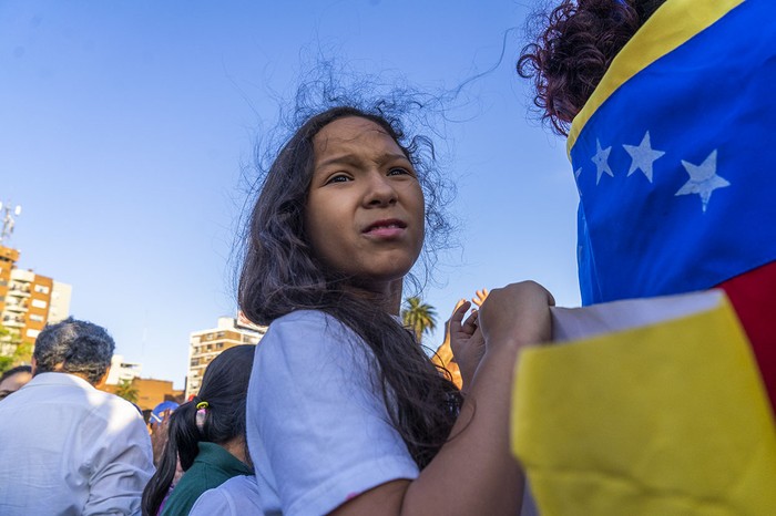 Concentración de venezolanos en contra de Nicolás Maduro, ayer, en la Plaza de la Bandera, en Montevideo. · Foto: Mariana Greif