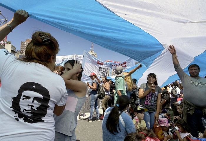 Protesta contra el gobierno del presidente Mauricio Macri y sus políticas económicas, ayer, la avenida 9 de Julio, en Buenos Aires. · Foto: Juan Mabromata,  AFP