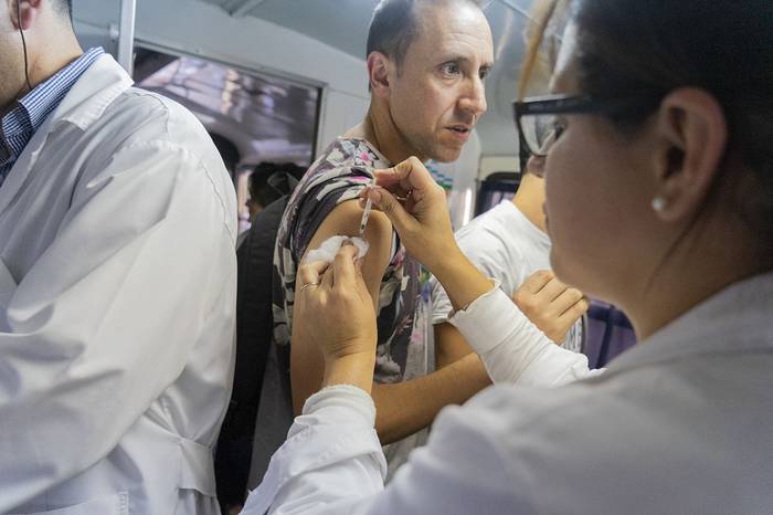 Vacunación contra el Sarampión, ayer, en un vacunatorio móvil, frente al Ministerio de Salud Pública. · Foto: Mariana Greif