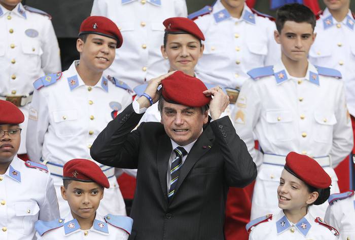 Jair Bolsonaro, posa con estudiantes del Colegio Militar.

 · Foto: Sergio Lima, AFP