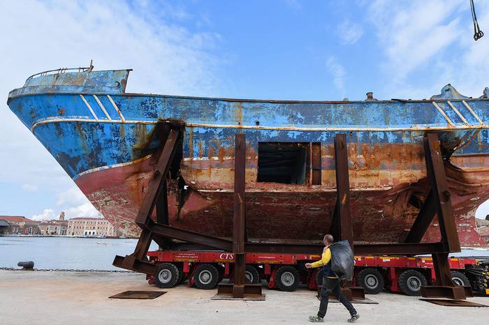 Barco pesquero "Barca Nostra" que se hundió el 18 de abril de 2015 y atrapó a cientos de migrantes en su casco, instalando en Venecia como parte central de un proyecto artístico.

 · Foto: Tiziana Fabi, AFP