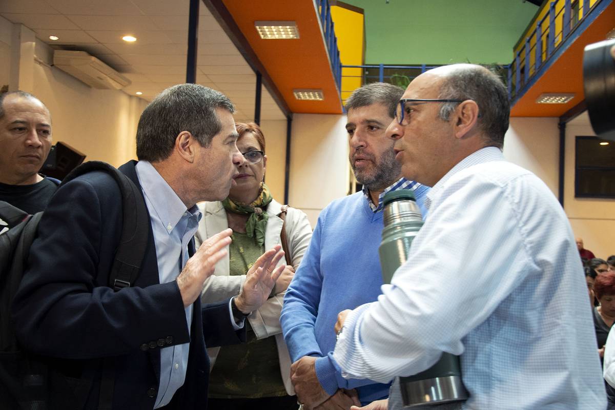 En el PIT-CNT, Ernesto Talvi defendió los Consejos de Salarios y reafirmó la idea de reducir la cantidad de funcionarios