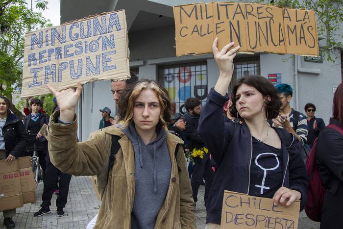 Manifestación en el Consulado de Chile por la violencia en Santiago. · Foto: .