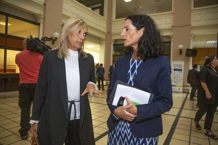 Beatriz Argimón y Azucena Arbeleche, este lunes, en el Ministerio de Economía y Finanzas. · Foto: .