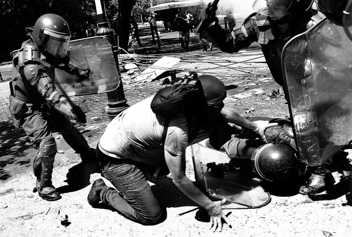 Un hombre es detenido por carabineros durante las manisfestaciones realizadas en la segunda jornada de paro nacional,
ayer, en Santiago de Chile.  · Foto: Efe, Felipe Trueba