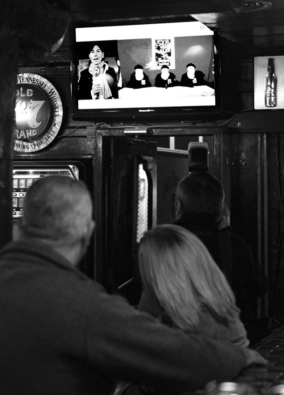 Una pareja sigue los informativos en un bar de San Sebastián, en los que se emite el
comunicado de ETA donde anuncia el cese definitivo de su actividad armada.
 · Foto: Efe, Javier Etxezarreta