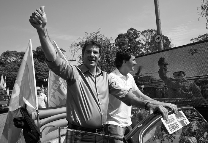 Fernando Haddad, del Partido de los Trabajadores, acompañado de su aliado del Partido del Movimiento Democrático Brasileño (PMDB), Gabriel Chalita, el sábado 27, en un recorrido por las calles de San Pablo, como parte de su campaña electoral para la segunda vuelta de las elecciones municipales. · Foto: Sebastião Moreira, Efe