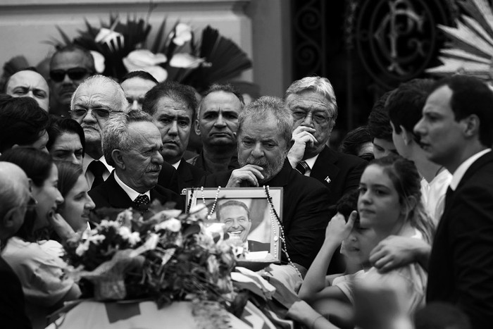 Luiz Inácio Lula da Silva (centro), ex presidente brasileño, durante la misa en homenaje al fallecido candidato presidencial brasileño Eduardo Campos, ayer en Recife (Brasil). / Foto: Fernando Bizerra jr., Efe