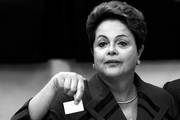 Dilma Rousseff, presidenta de Brasil y candidata a la reelección por el Partido de los Trabajadores, ayer al momento de votar en la escuela pública Santos Dumont, en el barrio de Assunção de Porto Alegre (Brasil). / Foto: Neco Varella, Efe