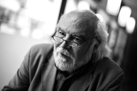 Juan Sasturaín, escritor, periodista, guionista de historietas argentino, durante la entrevista con la diaria. / Foto: Nicolás Celaya Juan Sasturaín, escritor, periodista, guionista de historietas argentino, durante la entrevista con la diaria. / Foto: Nicolás Celaya