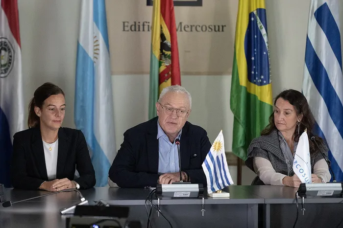 Paola Repetto, Mario Lubetkin y Valeria Csukasi durante la conferencia que brindaron en la sede del Mercosur. · Foto: Alessandro Maradei
