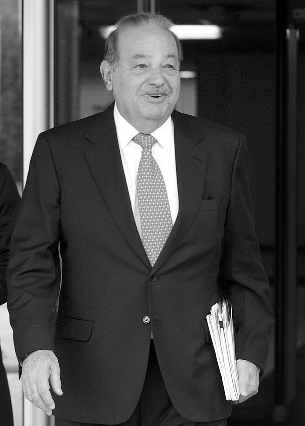 El empresario mexicano Carlos Slim tras un encuentro con el primer ministro de Macedonia en Skopje. / foto: robert atanasovski, afp (archivo, abril de 2012) · Foto: Robert Atanasovski, Afp