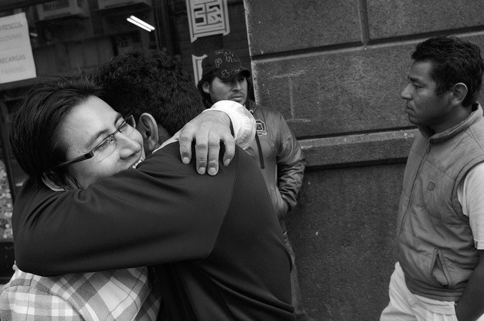 Trabajadores de la pesca reunidos en un cibercafé de la calle Florida, en Montevideo.  · Foto: Pablo Nogueira