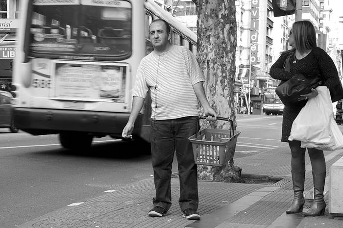 Álvaro Balao, vendedor ambulante en los ómnibus.  · Foto: Pablo Nogueira