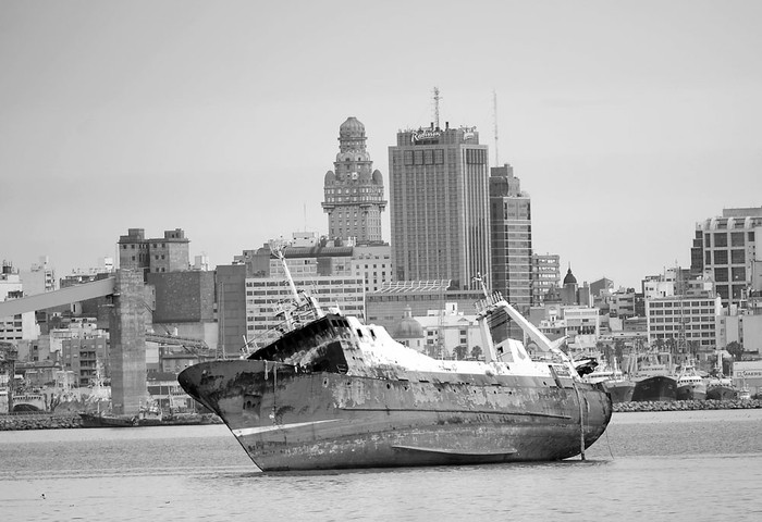 Puerto de Montevideo desde la rambla Baltasar Brum. Foto: Iván Franco (archivo, noviembre de 2016)