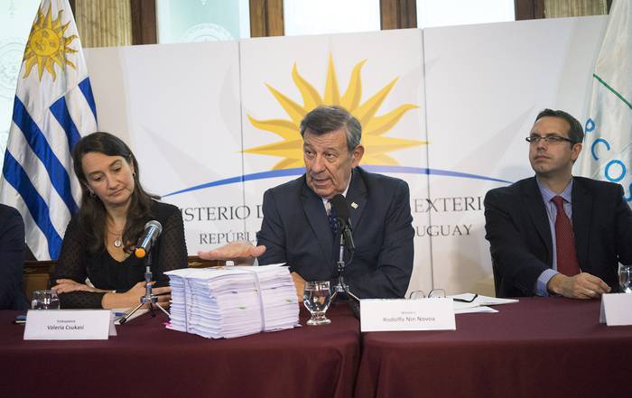 Valeria Csukasi, Rodolfo Nin Novoa y Ricardo Baluga, durante la conferencia en el Ministerio de Relaciones Exteriores. 
 · Foto: Mariana Greif