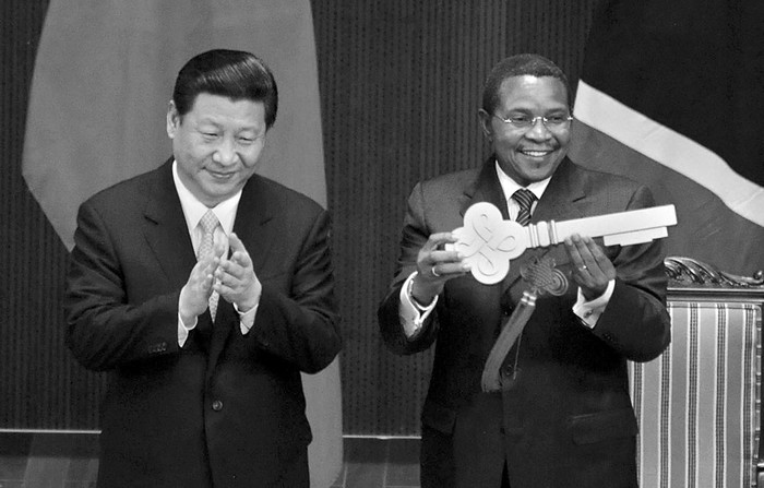 El presidente chino, Xi Jinping, y su homólogo tanzano, Jakaya Kikwete, durante una ceremonia en el Centro de Conferencias Internacional de Nyerere, en Dar es Salaam, Tanzania. Xi visitó Tanzania, donde permaneció dos días previo a la cumbre del grupo BRICS en Durban, Sudáfrica. (archivo, marzo de 2013) · Foto: Stringer, Efe