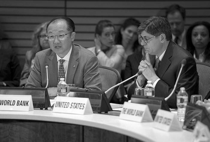 El presidente del Banco Mundial (BM), Jim Yong Kim (i), acompañado por el agente de prensa del BM, Richard Mills, en rueda de prensa, en el marco de la reunión de primavera del Fondo Monetario Internacional y del BM en Washington, Estados Unidos, el jueves. · Foto: Shawn Thew, Efe 